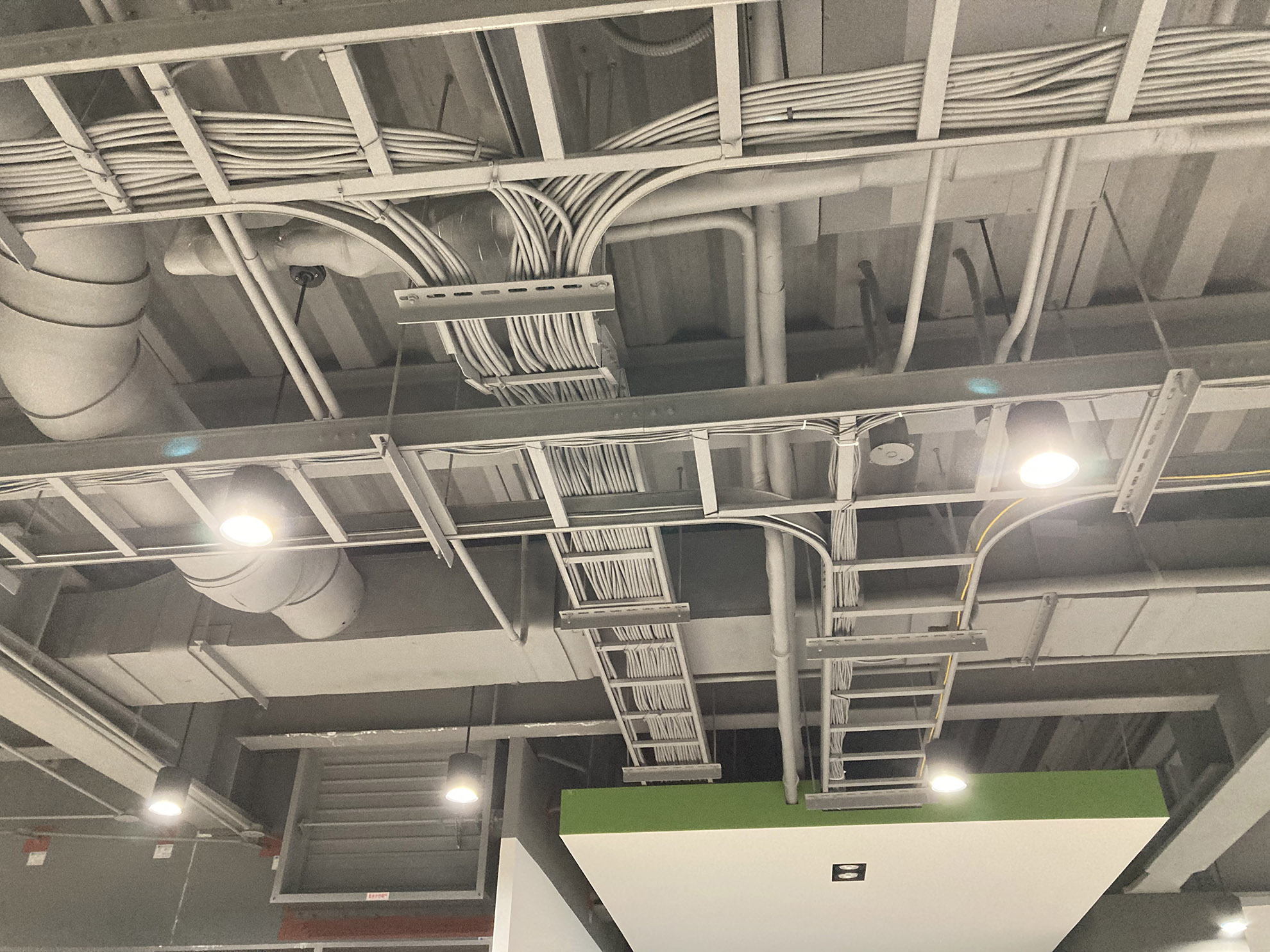 chemins de cables, gaines de ventilation et système de suspension, bâtiment du NCREE